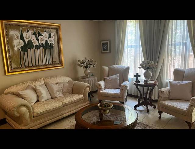 2 BEDROOM APARTMENT FOR SALE IN NEWLANDS